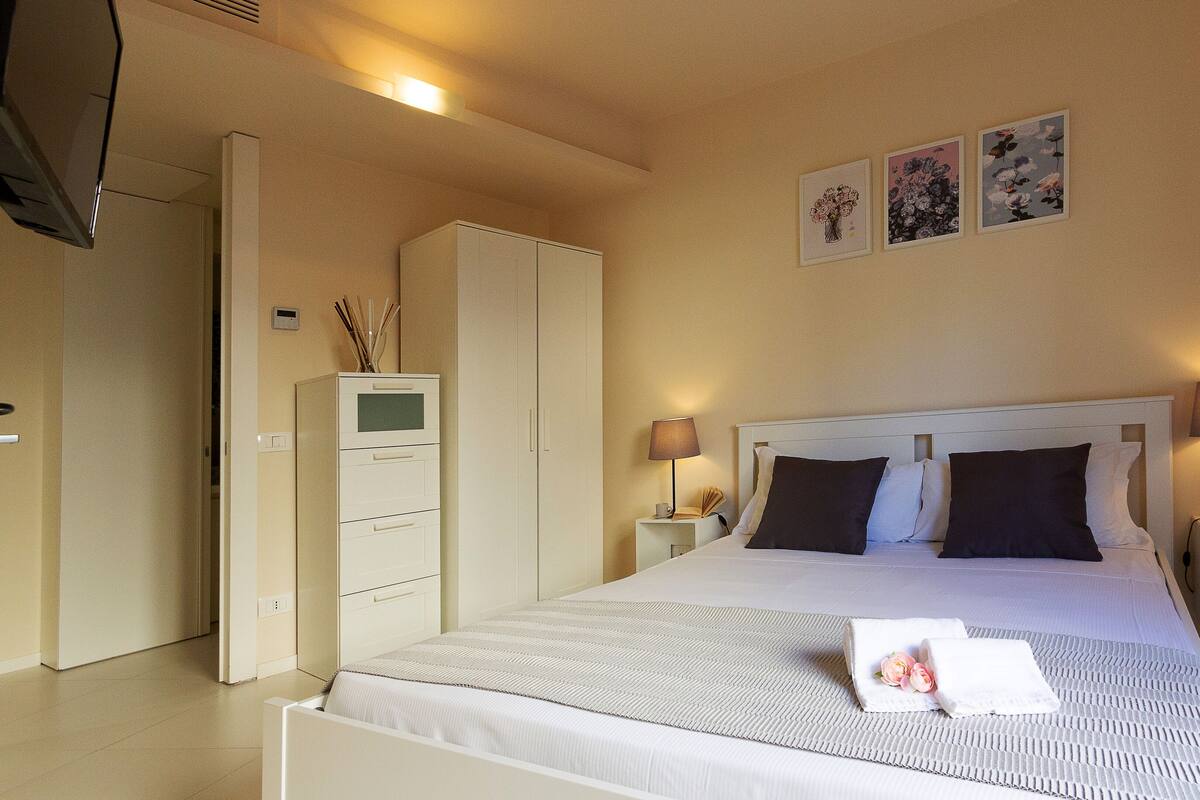 City Apartment, 1 Bedroom, Non Smoking, City View | Desk, laptop workspace, soundproofing, iron/ironing board