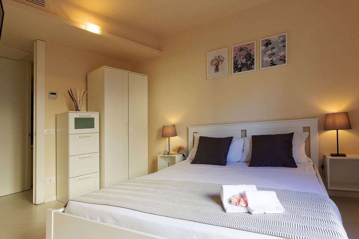 1 bedroom, desk, laptop workspace, soundproofing