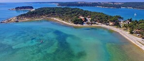 Playa en los alrededores y camastros 