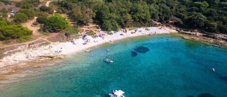 Una playa cerca, sillas reclinables de playa