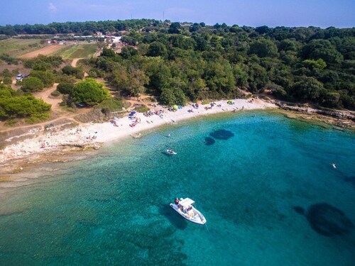 Air-conditioned apartment 250 m from the beach with private boat mooring
