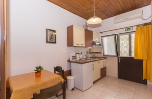 Refrigerador, parrilla de estufa, cafetera y tetera y tetera eléctrica