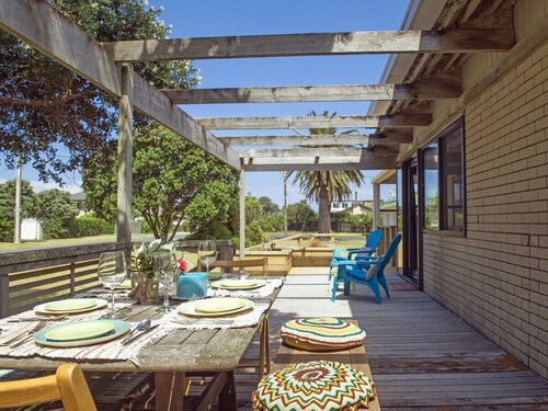 Vintage Pohutukawa - Whangamata Bach