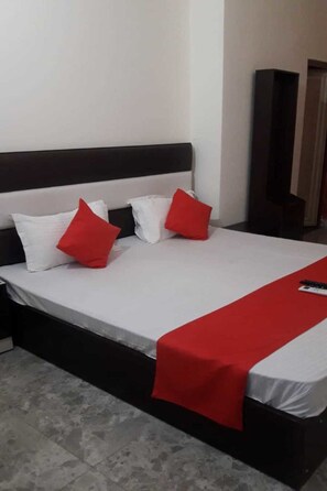 Deluxe Room | Free WiFi - Hotel Ambani (Dera Bassi)