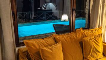 Smart TV, lareira, mesa de pingue-pongue, livros