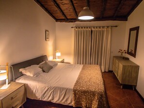 3 Schlafzimmer, Schreibtisch, Bügeleisen/Bügelbrett, Reisekinderbett