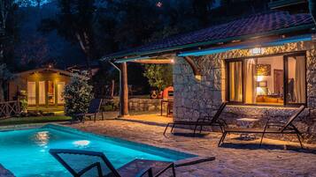 Een buitenzwembad en een verwarmd zwembad