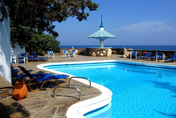 Alberca al aire libre por temporada, alberca infinita y camastros