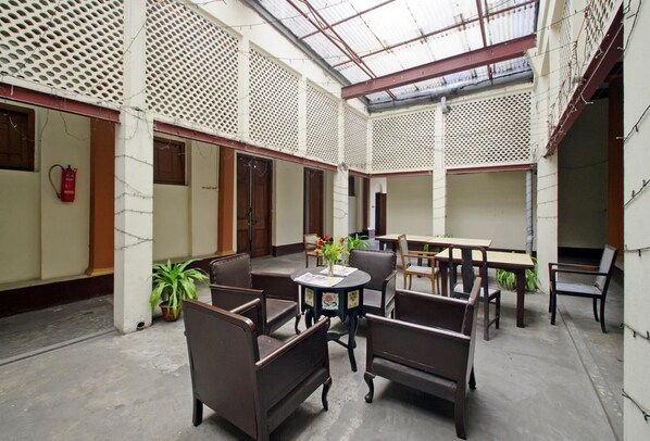 Lobby sitting area - YMCA Seacom Inn (Kolkata)