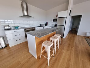 Plaque de cuisson, lave-vaisselle, grille-pain