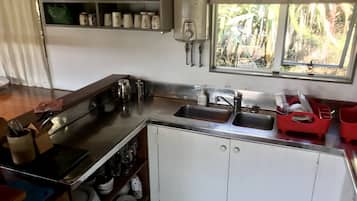 Réfrigérateur, plaque de cuisson, bouilloire électrique
