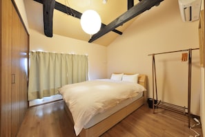 Zimmer (Private Vacation Home) | 1 Schlafzimmer, Bügeleisen/Bügelbrett, kostenloses WLAN, Bettwäsche