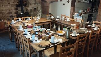 Se sirven cenas y cocina regional