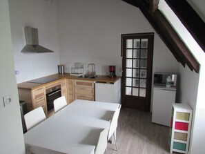 Refrigerador, microondas, horno, placa de cocina