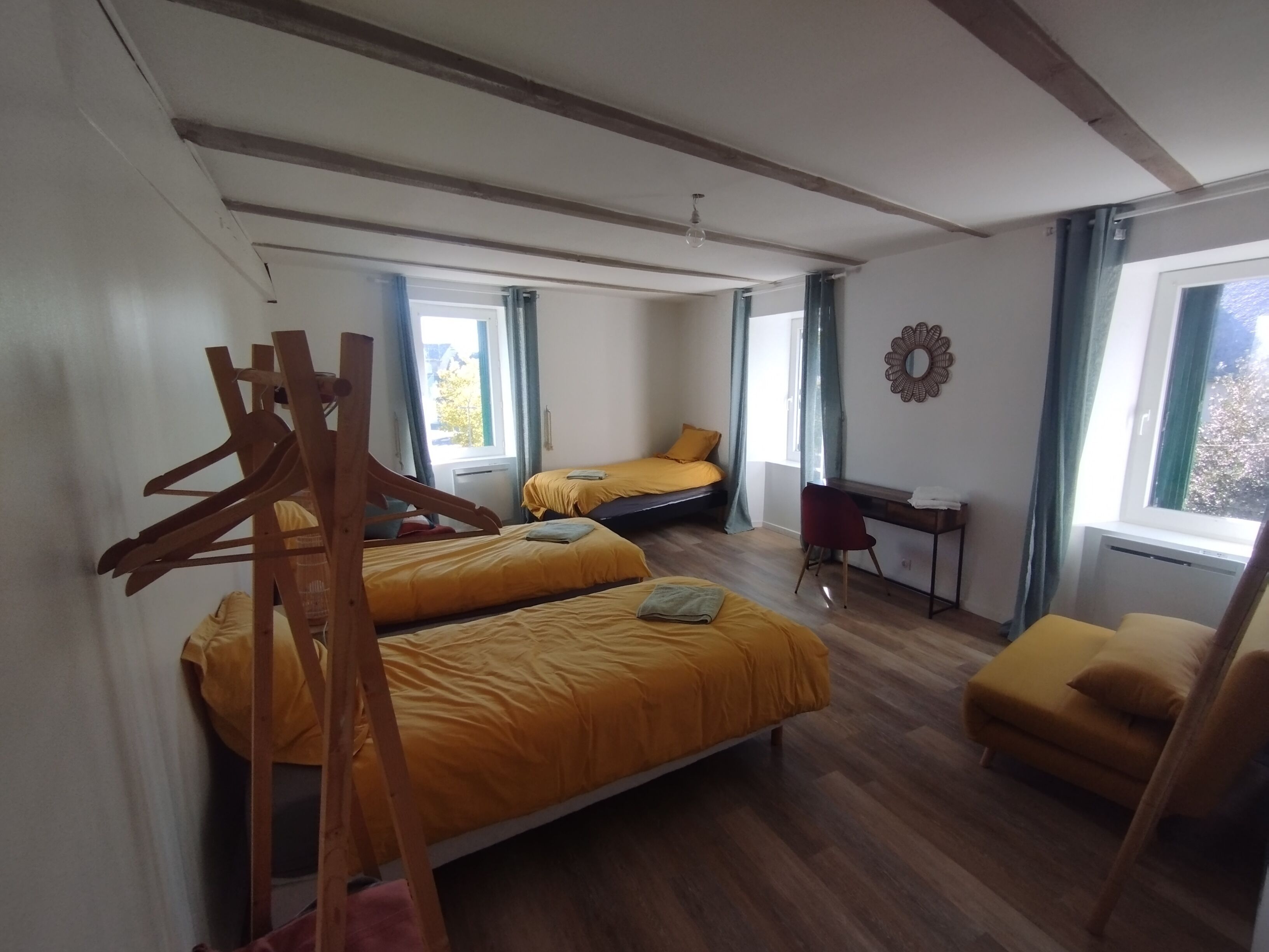 Een kamer met twee bedden, een bureau en een stoel.