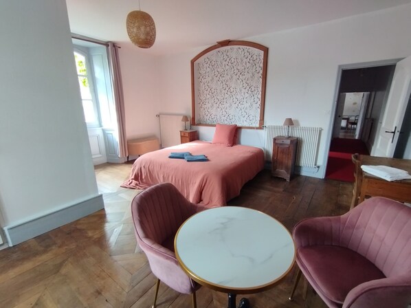 Superior Double Room | Hypo-allergenic bedding, individually decorated, individually furnished - L' Arche d' Yvann (Campuac)