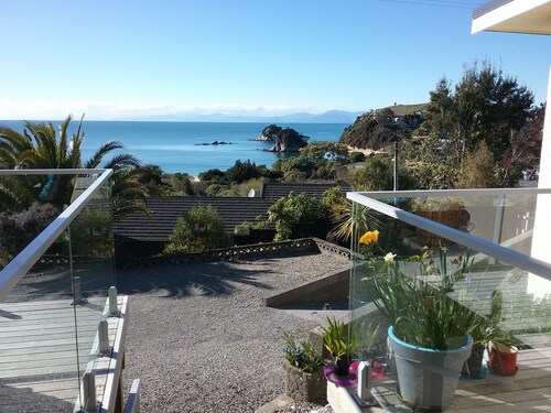 Kaiteriteri Beach Holiday Home, Elevated Sea Views and Mountain Biking Trails