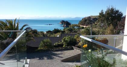 Kaiteriteri Beach Holiday Home, Elevated Sea Views and Mountain Biking Trails