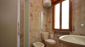 A bathroom with a toilet, bidet, and a large sink. - Ville Missana (Lignano Sabbiadoro)