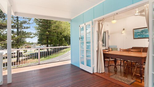 The Blue House - The ultimate Blue Beach house in prime location