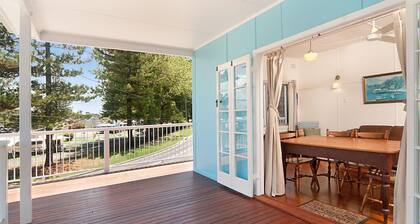 The Blue House - The ultimate Blue Beach house in prime location