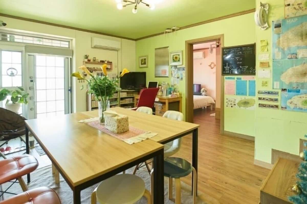 House | In-room dining