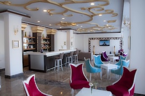 2 bars/lounges