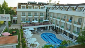 A multi-story hotel with a swimming pool, outdoor seating, and balconies. - Life Elite Hotel (Manavgat)