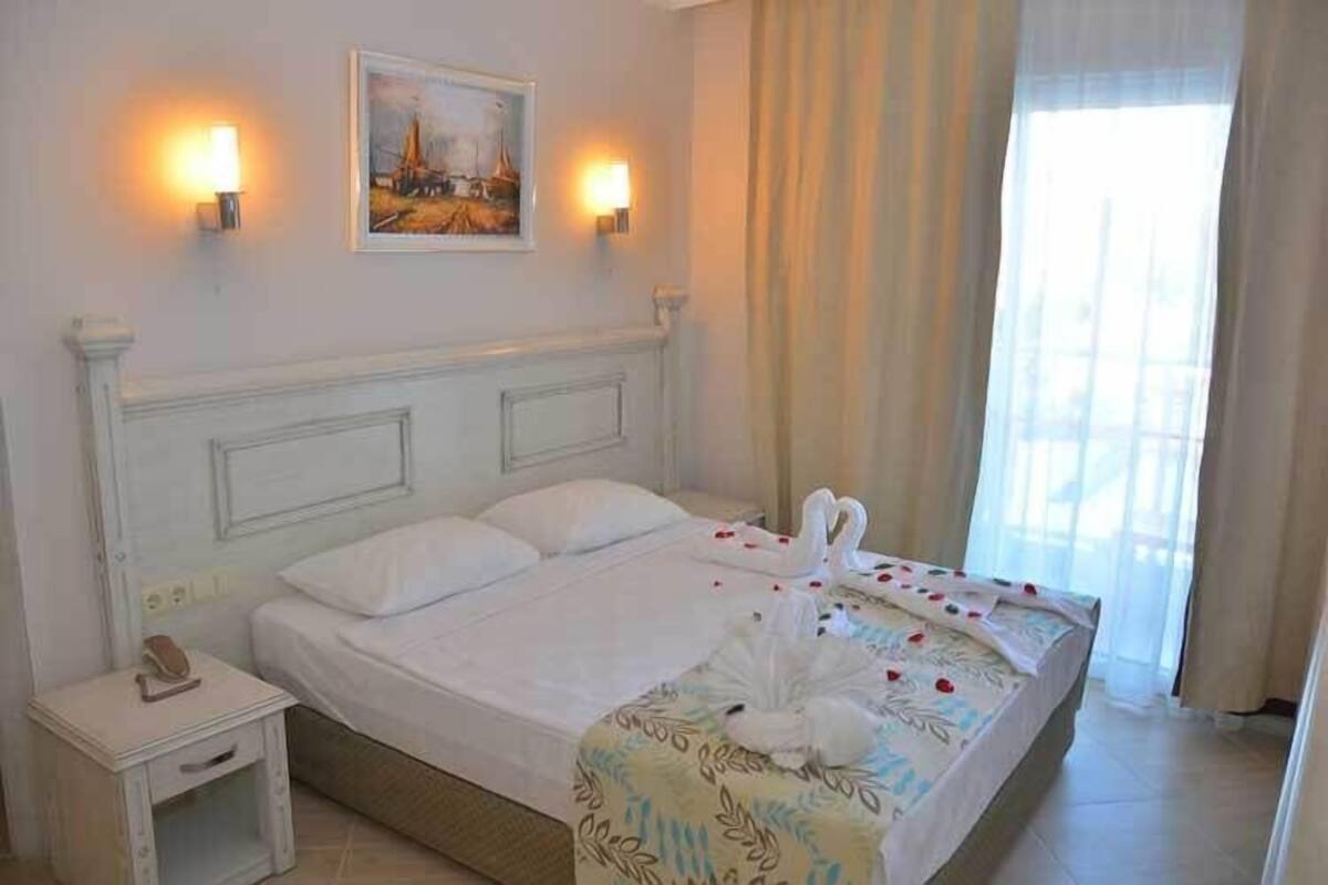 Standard Room | Blackout drapes, bed sheets