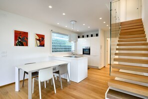 Apartment, 4 Schlafzimmer | Essbereich im Zimmer