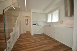 LÀgenhet - 4 sovrum | Eget kök | MikrovÄgsugn och grytor/köksredskap