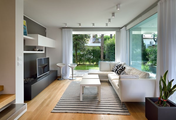 Apartment, 4 Bedrooms | Living room | Flat-screen TV