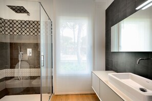 Apartamento, 4 habitaciones | Baño | Ducha, bidé y toallas