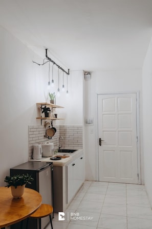 Fridge, stovetop, electric kettle, paper towels
