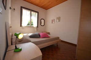Apartment, 2 Bedrooms | 2 bedrooms, cots/infant beds, bed sheets