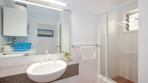 Dusche, Haartrockner, Handtücher