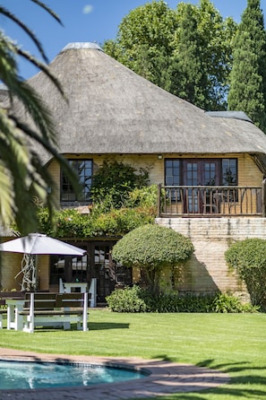 Piscine extérieure, parasols de plage, chaises longues