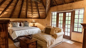 Honeymoon tweepersoonskamer | Een minibar, een kluis op de kamer, een bureau, een laptopwerkplek
