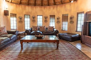 Dobbelt- eller tomannsrom – deluxe, 1 soverom, tekjøkken, bakgårdsutsikt | Lounge