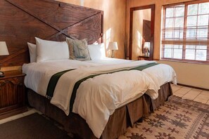 Dobbelt- eller tomannsrom – deluxe, 1 soverom, tekjøkken, bakgårdsutsikt | Minibar, safe på rommet, individuelt innredet og skrivebord