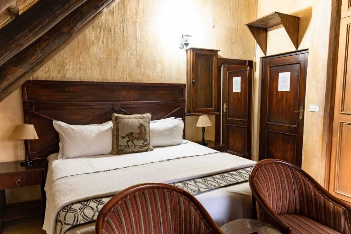 Minibar, coffres-forts dans les chambres, bureau
