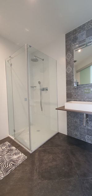 Combined shower/bathtub, hair dryer, towels, soap - Villa Tortuga12, Spain, Lloret de Mar (Lloret de Mar)