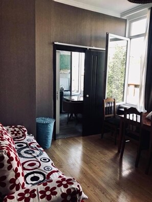 Leilighet, 1 soverom (Tsamebuli Ave) | Oppholdsrom | TV