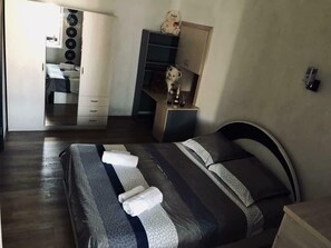 Leilighet, 2 soverom (Tsamebuli Ave) | Skrivebord, strykejern/-brett og wi-fi (inkludert)