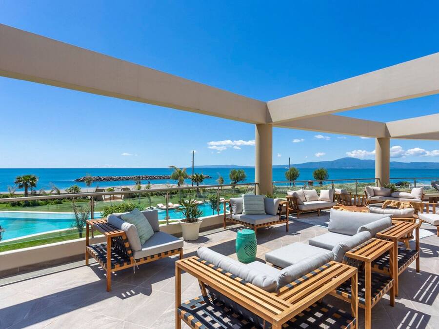 Breakfast, lunch, dinner served; Fusion cuisine