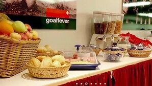 Daily buffet breakfast for a fee - Goalfever Sports & Guesthouse - Hostel (Essen)