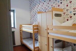 Bed in dorm with 4 beds | Free WiFi - Goalfever Sports & Guesthouse - Hostel (Essen)
