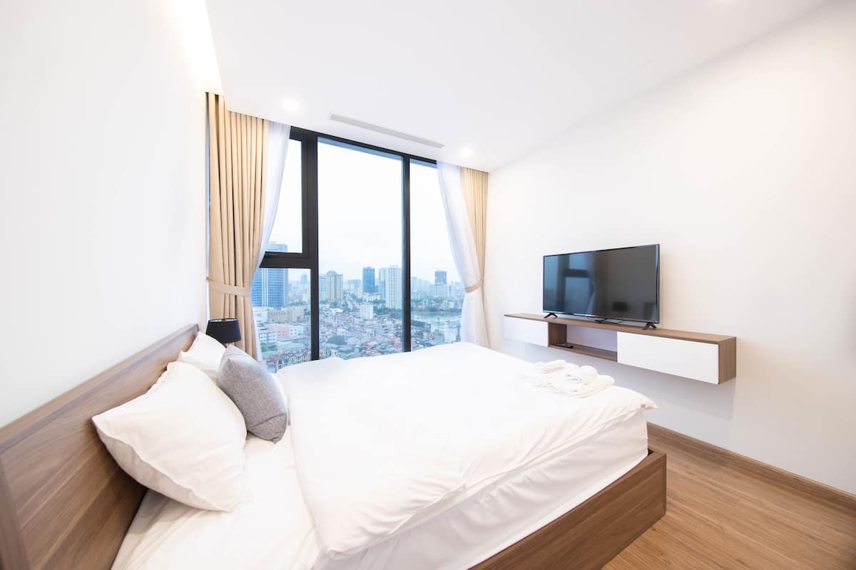 Business Apartment | Premium bedding, desk, laptop workspace, blackout curtains