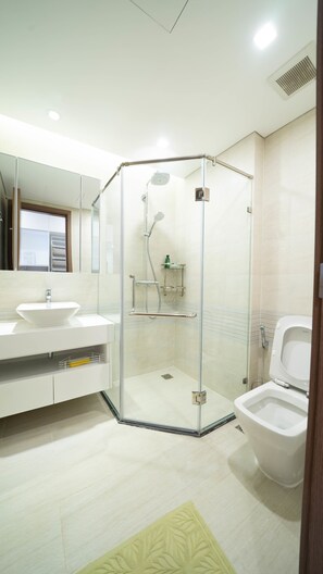 Departamento Deluxe, 2 habitaciones | Baño | Regadera, amenidades de baño gratuitas, secadora de cabello, pantuflas 
