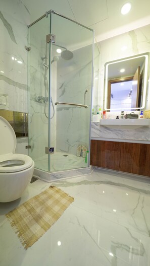 Appartement Ville, 1 chambre | Salle de bain | Douche, articles de toilette gratuits, sèche-cheveux, chaussons